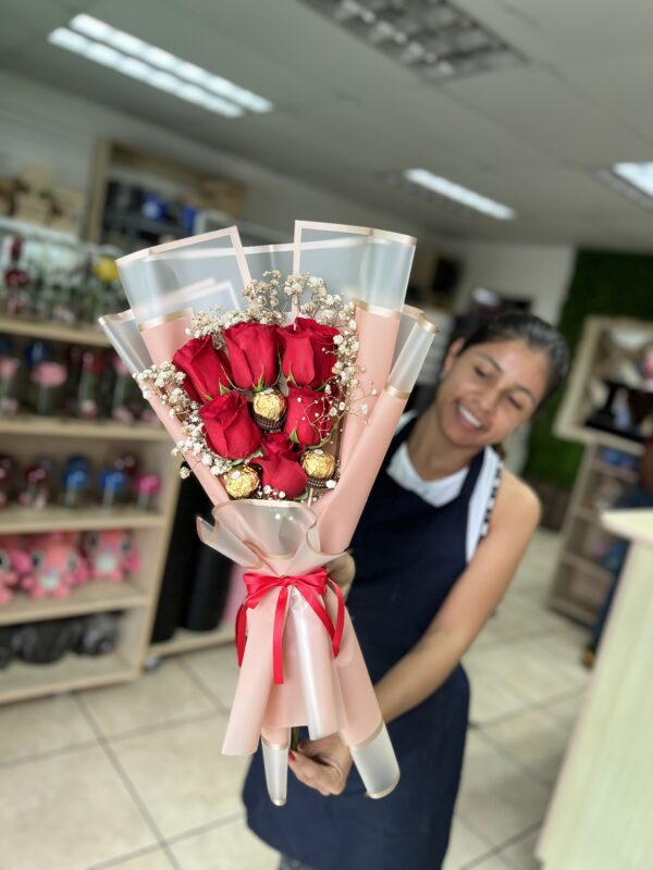 Ramo 6 Rosas  con 3 Ferrero