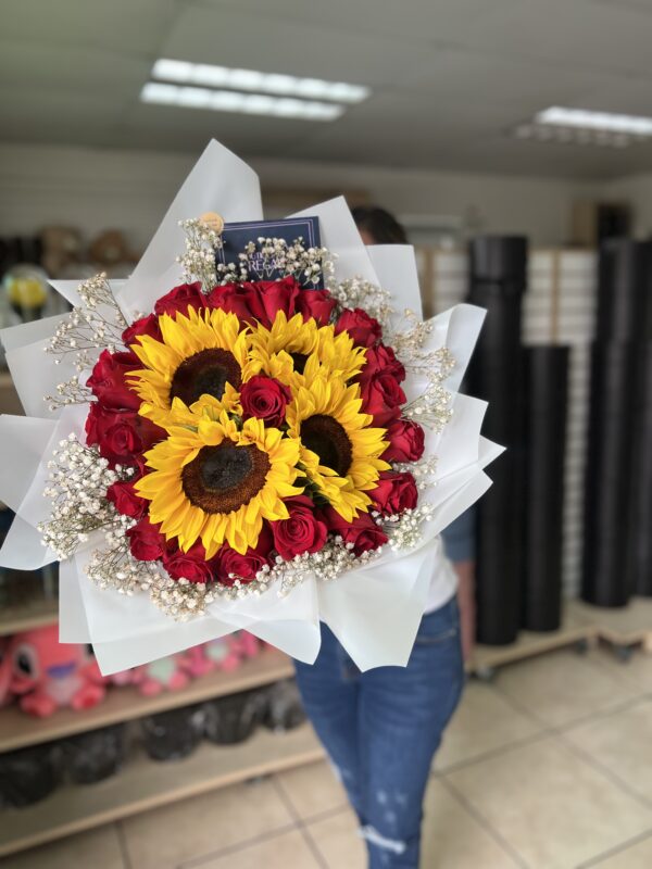 Ramo rosas y girasoles - Imagen 2