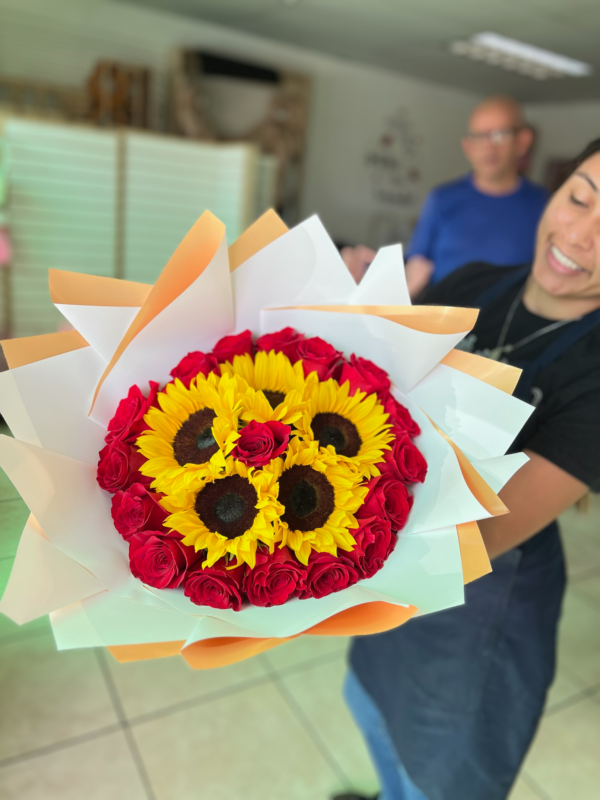 Ramo rosas y girasoles